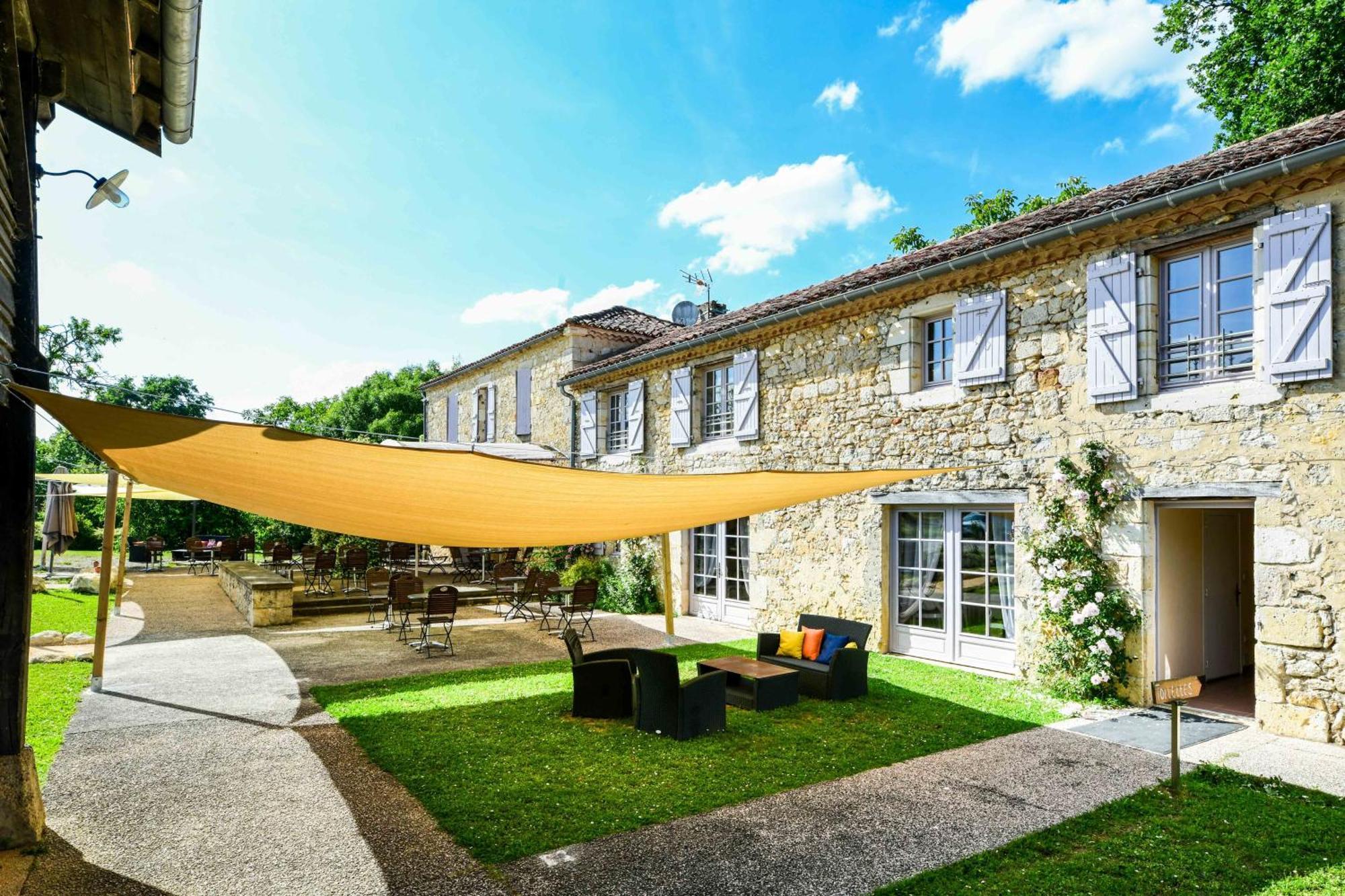 Logis L'Auberge De Larressingle Exterior photo
